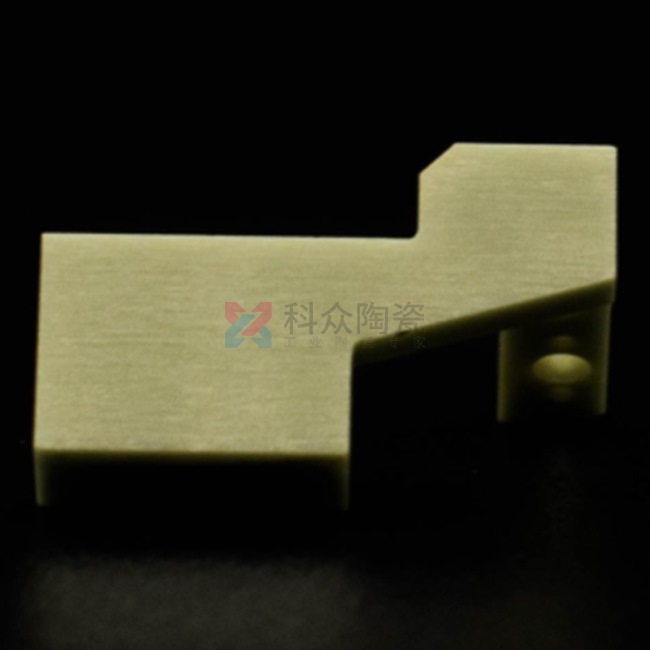 在工業(yè)行業(yè)中，科眾陶瓷廠是一家生產(chǎn)氧化鋯氧化鋁陶瓷零件廠家，在加工工藝上有特殊的優(yōu)勢(shì)存在，今天給大家介紹一種加工成型工藝，陶瓷注塑加工。